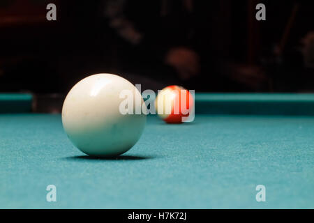 Photographie d'une partie de billard billes en plastique sur la table Banque D'Images