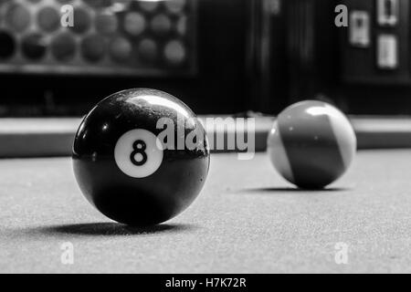 Photographie d'une partie de billard billes en plastique sur la table Banque D'Images