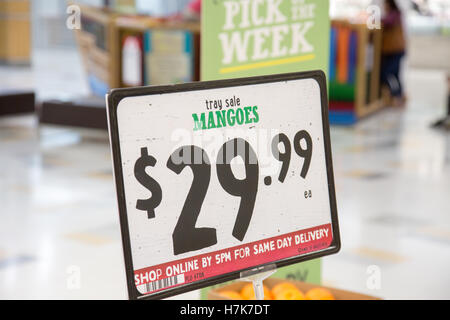 Le bac de mangues à vendre dans les marchés agricoles Harris épicerie, Sydney, New South Wales, Australie Banque D'Images