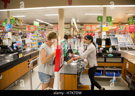 Le supermarché Coles et une dame qui paye ses achats à la caisse, Sydney, Nouvelle-galles du Sud, Australie Banque D'Images