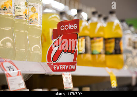 Magasin de supermarché Coles à Warriewood Sydney, main rouge pointant vers le bas signe pour des prix plus bas, Australie Banque D'Images