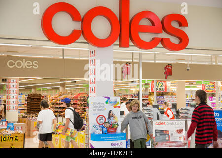 Entrée au supermarché Coles à Warriewood Sydney, en Australie, avec boutiques pour jeunes garçons et adolescents Banque D'Images