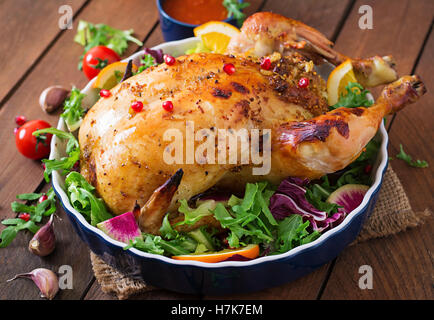 Poulet au four farcies de riz pour le dîner de Noël sur une table de fête. Banque D'Images