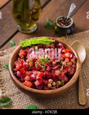 Salade Vinaigrette Dans un bol en bois Banque D'Images