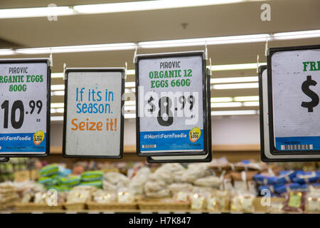 Oeufs biologiques en vente sur une étagère de supermarché, marché agricole Harris Sydney, Australie Banque D'Images