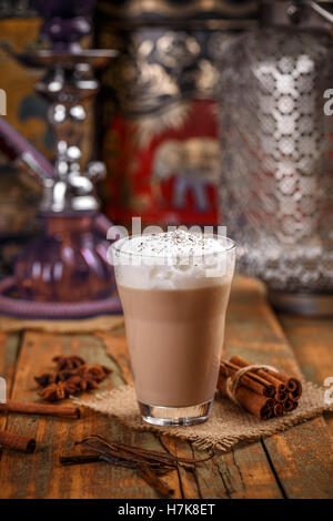 Smoothie lait avec la cannelle dans un grand verre Banque D'Images