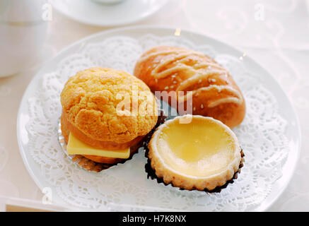 Pineapple Bun classique, l'oeuf et tarte pain barbecue servi à Hong Kong Banque D'Images