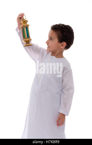 Petit garçon heureux à célébrer le ramadan lanterne isolé sur fond blanc Banque D'Images