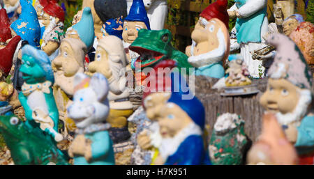 Ornements de jardin décrépi Creepy combler cette cour avant sur une route de campagne déserte Banque D'Images