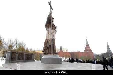 Le monument de Vladimir le Grand, sur la Place Rouge Le 4 novembre 2016 à Moscou, Russie. Le Prince Vladimir le Grand a jugé la Russie kiévienne au 10ème siècle et est considéré comme le fondateur de la civilisation orthodoxe slave de l'Est. Banque D'Images