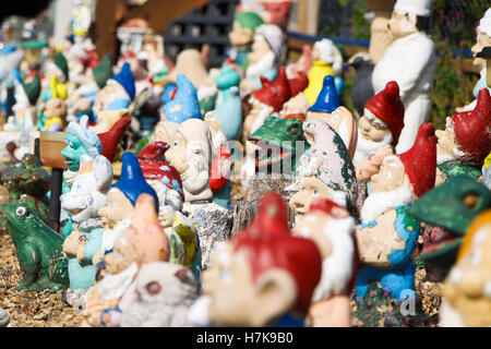 Ornements de jardin décrépi Creepy combler cette cour avant sur une route de campagne déserte Banque D'Images