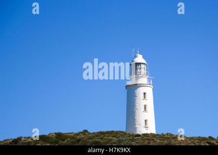 Image Monochrome d'un phare à Bruny Island, Tasmanie, Australie. Noir et Blanc désert porte phare et windows Banque D'Images