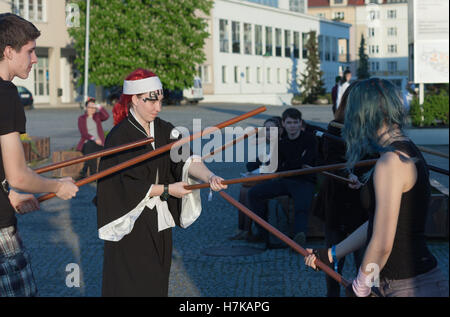 BRNO, République tchèque - 30 avril 2016 : les visiteurs de l'art martial de l'apprentissage avec des épées en bambou à Animefest, convention d'anime Banque D'Images