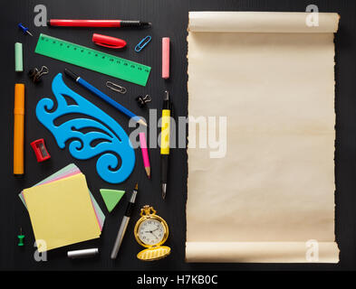 Les fournitures scolaires sur fond de bois noir Banque D'Images