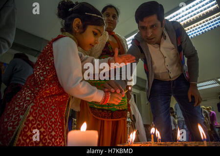 Famille indienne allume un feu pendant un rituel religieux au cours de la célébration de Diwali (la fête hindoue des lumières) Banque D'Images