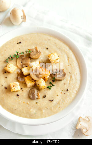 Crème de champignons soupe avec des croûtons, des herbes et épices over white background Banque D'Images