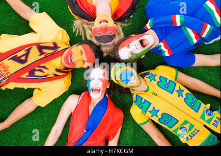 Soccer fans de différentes nations, soccer ball Banque D'Images
