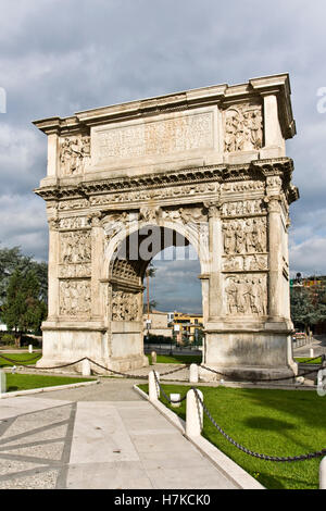 Arc de Triomphe de Trajan, 114-117 a.C., édifice romain, Bénévent, Campanie, au sud de l'Italie, l'Europe Banque D'Images