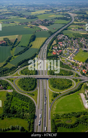 Intersection Autoroute A2 et la nationale B239 entre Herford et Bad Salzuflen, cloverleaf interchange, pont de l'autoroute Banque D'Images