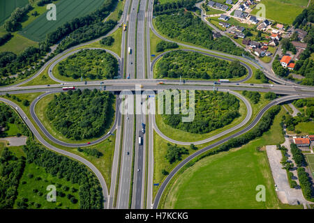 Intersection Autoroute A2 et la nationale B239 entre Herford et Bad Salzuflen, cloverleaf interchange, pont de l'autoroute Banque D'Images