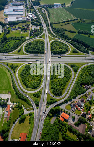 Intersection Autoroute A2 et la nationale B239 entre Herford et Bad Salzuflen, cloverleaf interchange, pont de l'autoroute Banque D'Images