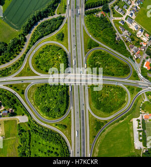 Intersection Autoroute A2 et la nationale B239 entre Herford et Bad Salzuflen, cloverleaf interchange, pont de l'autoroute Banque D'Images