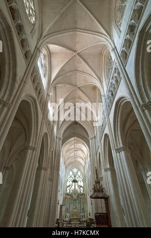 Nef et autel principal, la cathédrale de Luçon, la Cathedrale Notre-Dame de l'Assomption, Luçon, Vendée, France Banque D'Images