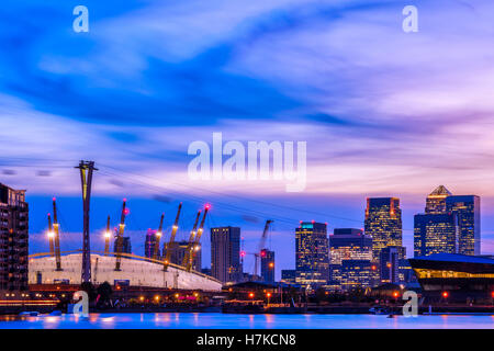 Royal Victoria Dock à Londres au coucher du soleil avec la ville illuminée y compris Canary Wharf Banque D'Images