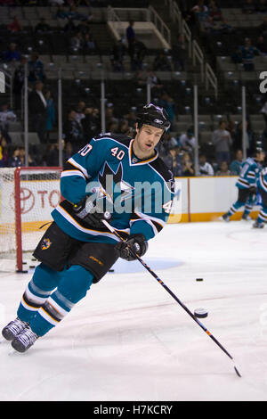 25 novembre, 2009 ; San Jose, CA, USA ; San Jose Sharks Kent Huskins défenseur (40) avant le match contre les Blackhawks de Chicago chez HP Pavilion. Banque D'Images