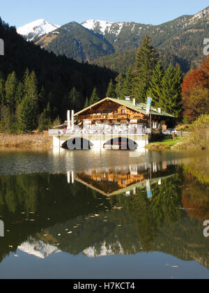 Guesthouse, restaurant sur Pflegersee lac près de Garmisch Partenkirchen sur le sentier Kramerplateauweg débute, Haute-Bavière Banque D'Images