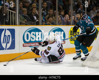 25 novembre, 2009 ; San Jose, CA, USA ; l'aile droite des Blackhawks de Chicago Patrick Kane (88) est frappé à la glace par les Sharks de San Jose le défenseur Dan Boyle (22) au cours de la première période chez HP Pavilion. Banque D'Images