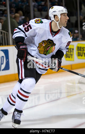 25 novembre, 2009 ; San Jose, CA, USA ; Blackhawks de Chicago le défenseur Cam Barker (25) au cours de la deuxième période contre les Sharks de San Jose chez HP Pavilion. Chicago a battu San Jose 7-2. Banque D'Images