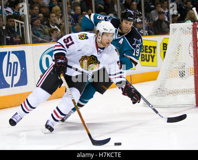 25 novembre 2009 ; San Jose, CA, États-Unis; le défenseur des Blackhawks de Chicago Brian Campbell (51 ans) passe devant le centre des Sharks de San Jose Joe Thornton (19 ans) pendant la deuxième période au HP Pavilion. Banque D'Images