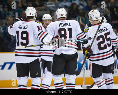 25 novembre 2009 ; San Jose, CA, États-Unis; la droite des Blackhawks de Chicago Marian Hossa (81) célèbre avec le centre Jonathan Toews (19) et le défenseur Cam Barker (25) après avoir marqué contre les Sharks de San Jose en troisième période au HP Pavilion. Chicago a battu San Jose 7-2. Banque D'Images