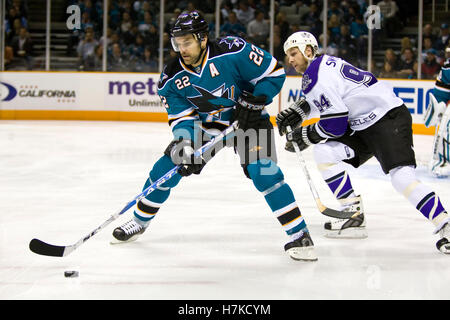 4 janvier, 2010 ; San Jose, CA, USA ; San Jose Sharks le défenseur Dan Boyle (22) maintient le palet de Los Angeles Kings aile gauche Ryan Smyth (94) au cours de la première période chez HP Pavilion. Los Angeles a battu San Jose 6-2. Banque D'Images