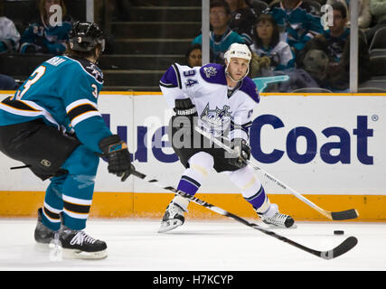 4 janvier 2010 ; San Jose, CA, États-Unis; Ryan Smyth (94 ans), aile gauche des Los Angeles Kings, est défendu par Douglas Murray (3 ans), défenseur des Sharks de San Jose, lors de la première période au HP Pavilion. Los Angeles a battu San Jose 6-2. Banque D'Images