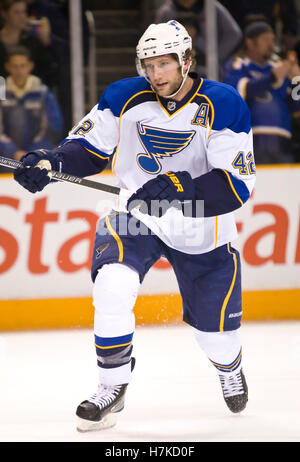 6 janvier, 2010 ; San Jose, CA, USA ; des Blues de Saint-Louis-droite David Backes (42) avant le match contre les Sharks de San Jose chez HP Pavilion. San Jose a battu St Louis 2-1 en prolongation. Banque D'Images