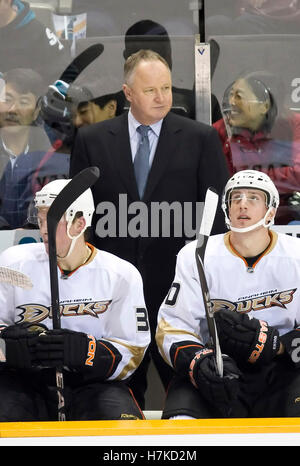 Le 21 janvier 2010, San Jose, CA, USA ; Anaheim Ducks l'entraîneur-chef Randy Carlyle au cours de la deuxième période contre les Sharks de San Jose chez HP Pavilion. San Jose a battu Anaheim 3-1. Banque D'Images