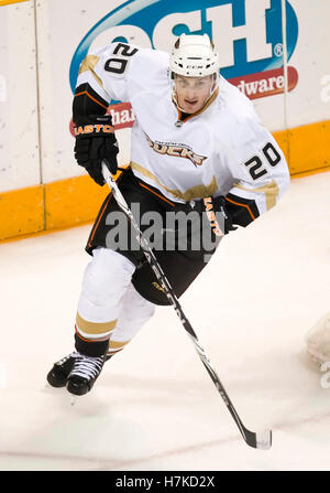 Le 21 janvier 2010, San Jose, CA, USA ; centre d'Anaheim Ryan Carter (20) au cours de la deuxième période contre les Sharks de San Jose chez HP Pavilion. San Jose a battu Anaheim 3-1. Banque D'Images