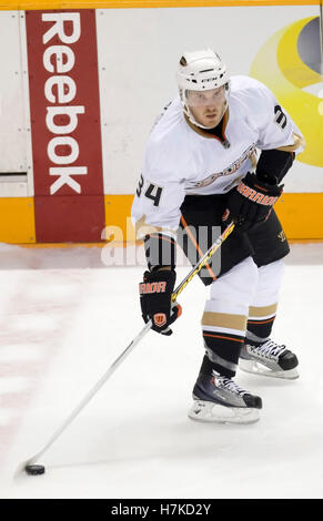 21 janvier 2010 ; San Jose, CA, États-Unis ; James Wisniewski, défenseur des Ducks d'Anaheim (34) pendant la deuxième période contre les requins de San Jose au HP Pavilion. San Jose a battu Anaheim 3-1. Banque D'Images