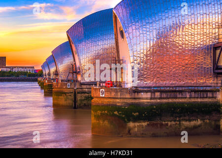 Thames Barrier, situé en aval du centre de Londres au coucher du soleil Banque D'Images