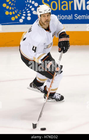 21 janvier 2010 ; San Jose, CA, États-Unis ; Nick Boynton, défenseur des Ducks d'Anaheim (4) pendant la deuxième période contre les requins de San Jose au HP Pavilion. San Jose a battu Anaheim 3-1. Banque D'Images