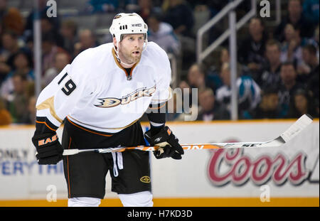 Le 21 janvier 2010, San Jose, CA, USA ; Anaheim Ducks le défenseur Ryan Whitney (19) au cours de la troisième période contre les Sharks de San Jose chez HP Pavilion. San Jose a battu Anaheim 3-1. Banque D'Images