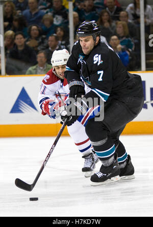 4 mars 2010 ; San Jose, CA, États-Unis; le défenseur des Sharks de San Jose Niclas Wallin (7) garde le palet du centre canadien de Montréal Scott Gomez (91) pendant la première période au Pavillon HP. San Jose a battu Montréal 3-2. Banque D'Images