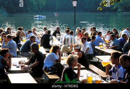 Seehaus jardin de bière sur le lac Kleinhesseloher Voir, les gens buvaient de la bière, jardin anglais, Munich, Bavière Banque D'Images