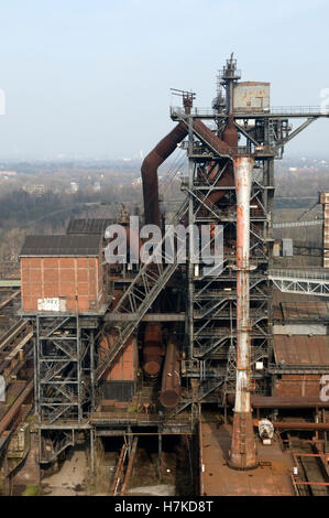 Haut-fourneau d'une ancienne usine sidérurgique de l'Landschaftspark Duisburg Nord parc paysage, région de la Ruhr Banque D'Images