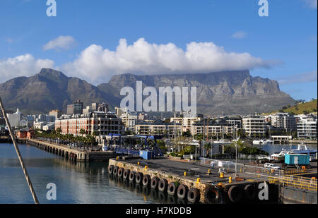 Afrique du Sud : la Table Mountain, la montagne à sommet plat est devenu le symbole du Cap, vu du port et de la jetée de Victoria & Alfred Waterfront Banque D'Images