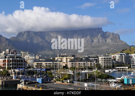 Afrique du Sud : la Table Mountain, la montagne à sommet plat est devenu le symbole du Cap, vu du port et de la jetée de Victoria & Alfred Waterfront Banque D'Images