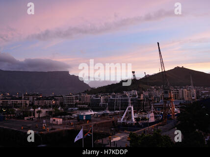 Afrique du Sud : le coucher du soleil sur la Table Mountain, une montagne est devenue le symbole de la ville du Cap vu de Victoria & Alfred Waterfront Banque D'Images