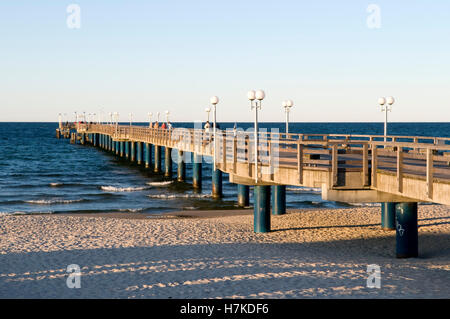 Pier en mer Baltique balnéaire de Binz, sur l'île de Rügen, Mecklembourg-Poméranie-Occidentale Banque D'Images